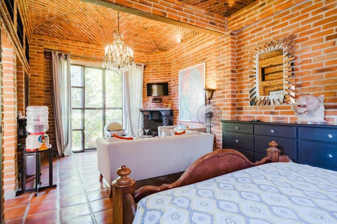 Enjoy Ac In The Queen'S Suite At Inn อาจิจิก ภายนอก รูปภาพ